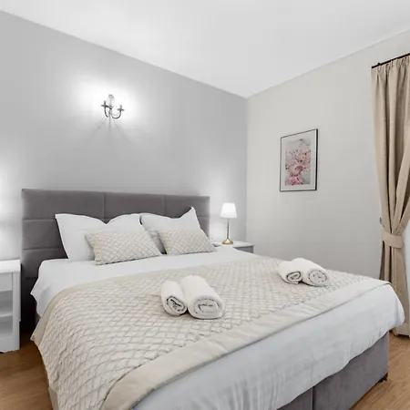 Ladora Villa