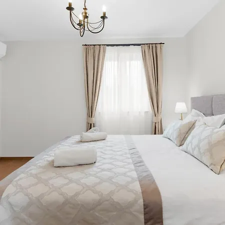 Ladora Villa