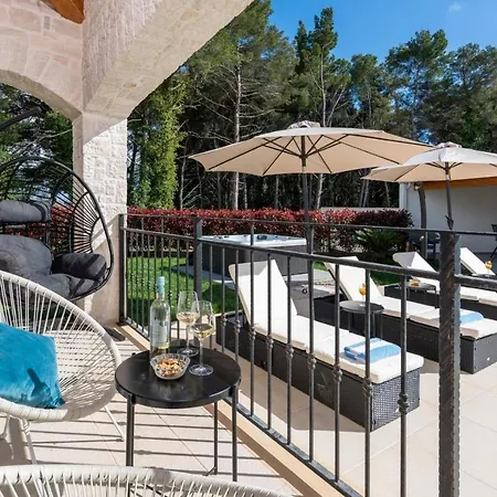 Ladora Villa *
